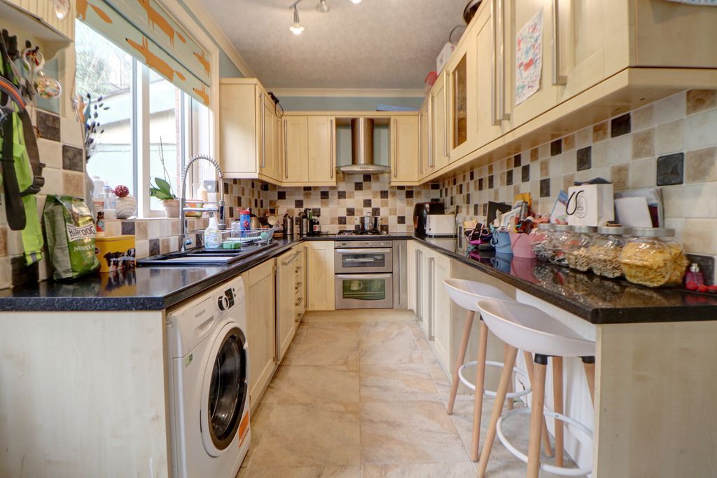 Property photo 2 of 22 Breakfast Kitchen