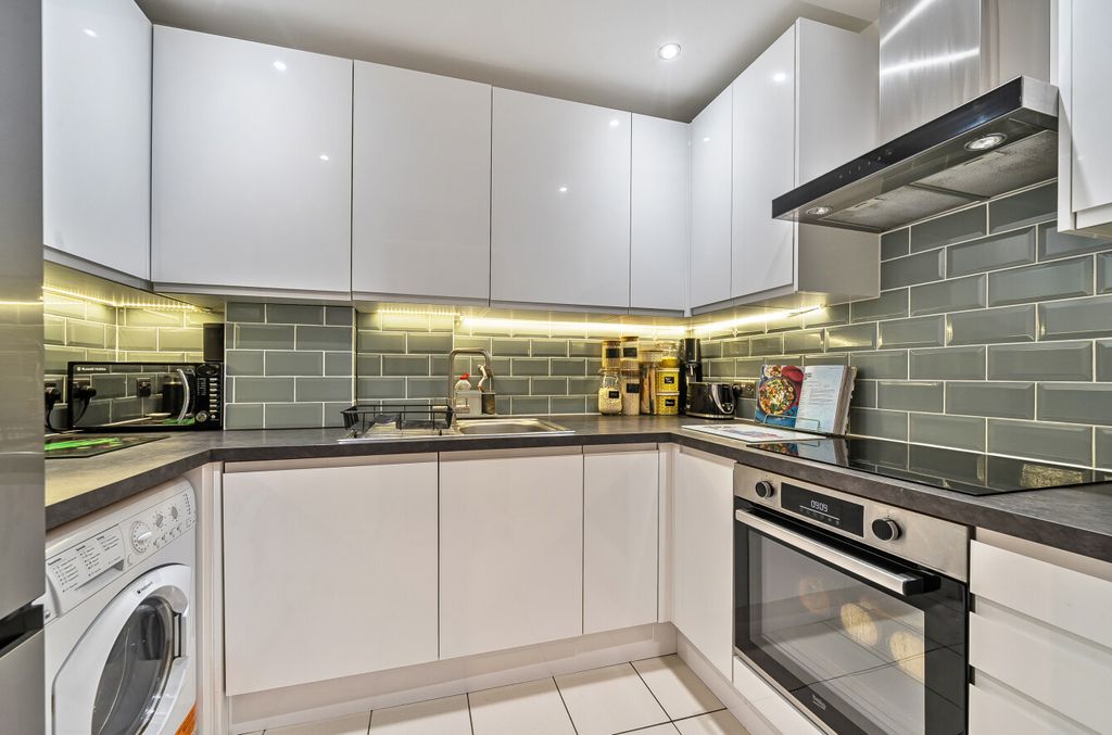 Property photo 3 of 16 1410365-6-699584B...