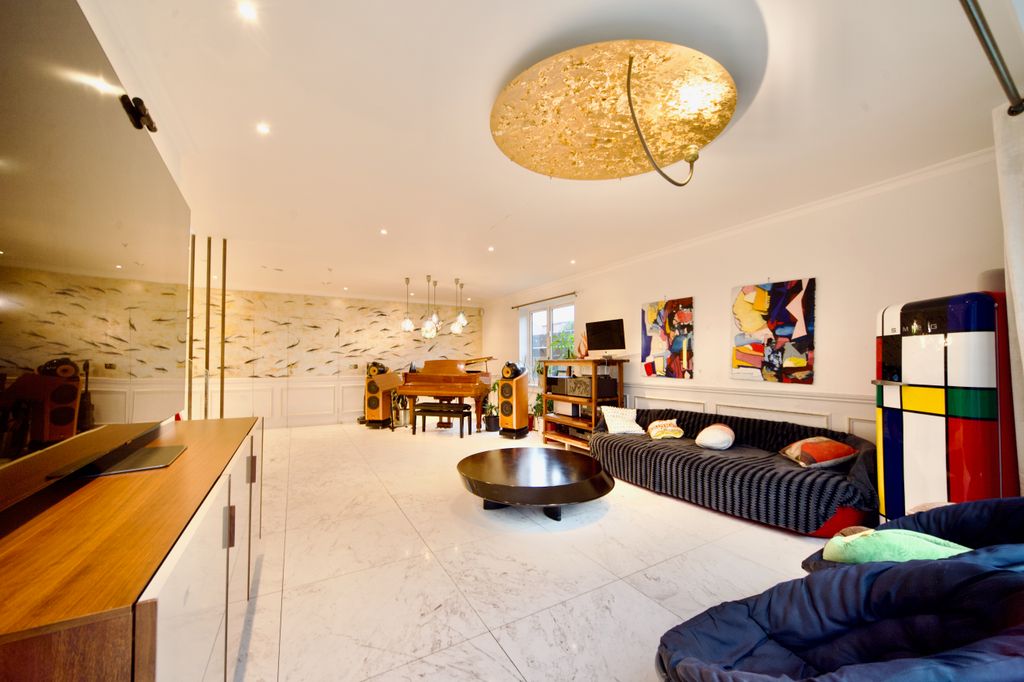 Property photo 2 of 15 Lounge 2