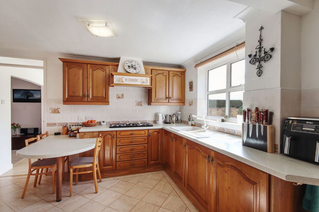 Property photo 3 of 28