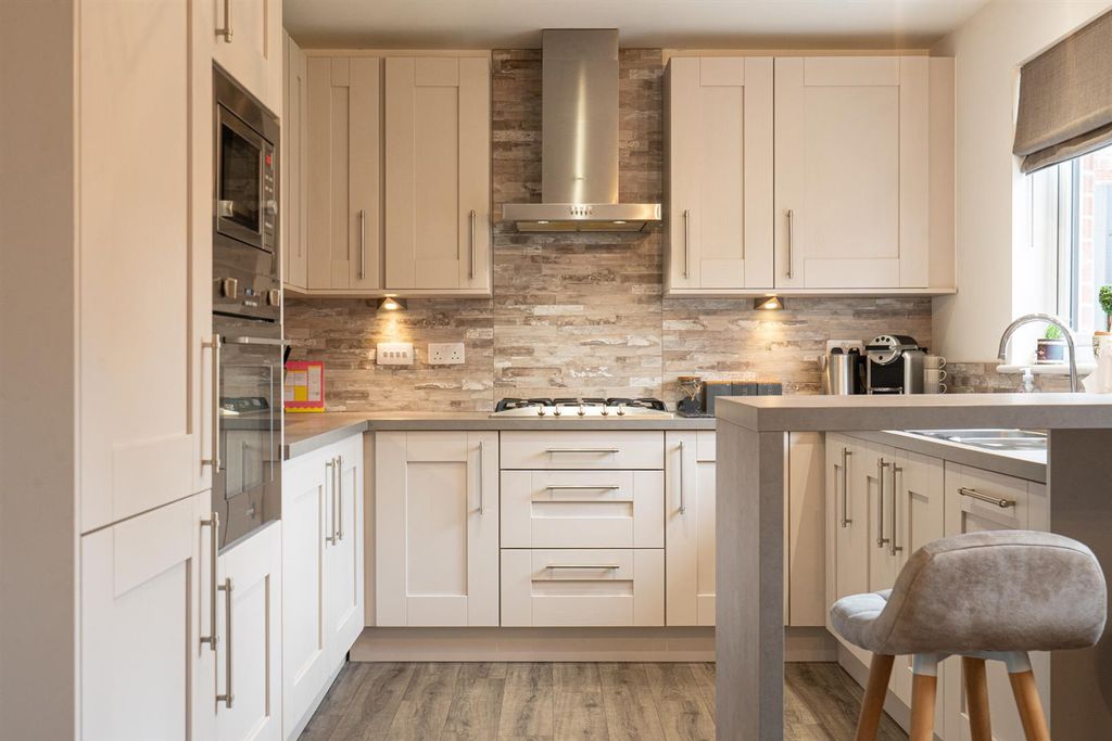 Property photo 2 of 36 Kitchen/Diner
