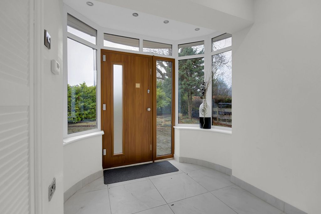 Property photo 2 of 39 Entrance Hall