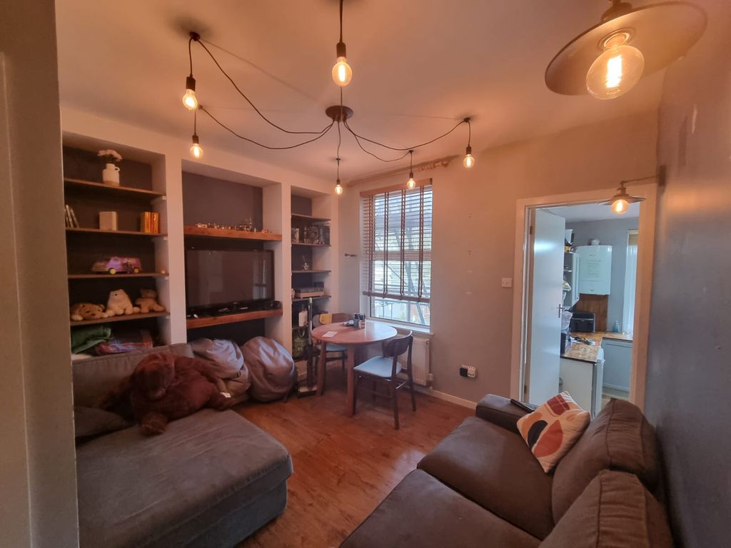 Property photo 1 of 11 2 Bedroom Part Furnished Flat With Private Parking In A Great Central Location Close To Parkstone &amp; Branksomes Shops &amp;  Transport Links With Regular Buses Into Poole And Bournemouth And Close To Branksome Train Station. This Flat Has Its Own Parking Space For One Car.