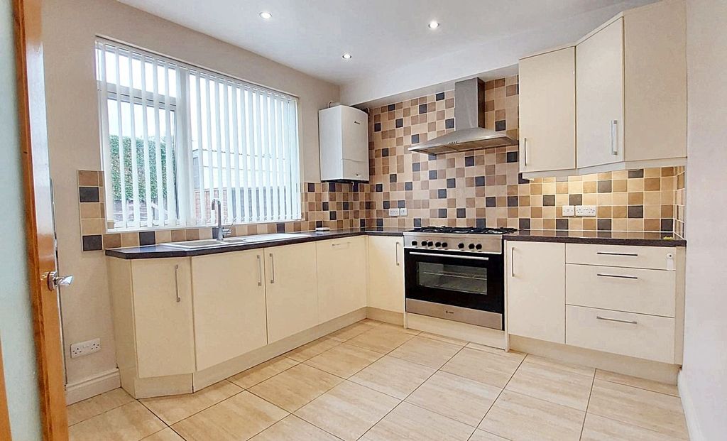 Property photo 2 of 9 Kitchen