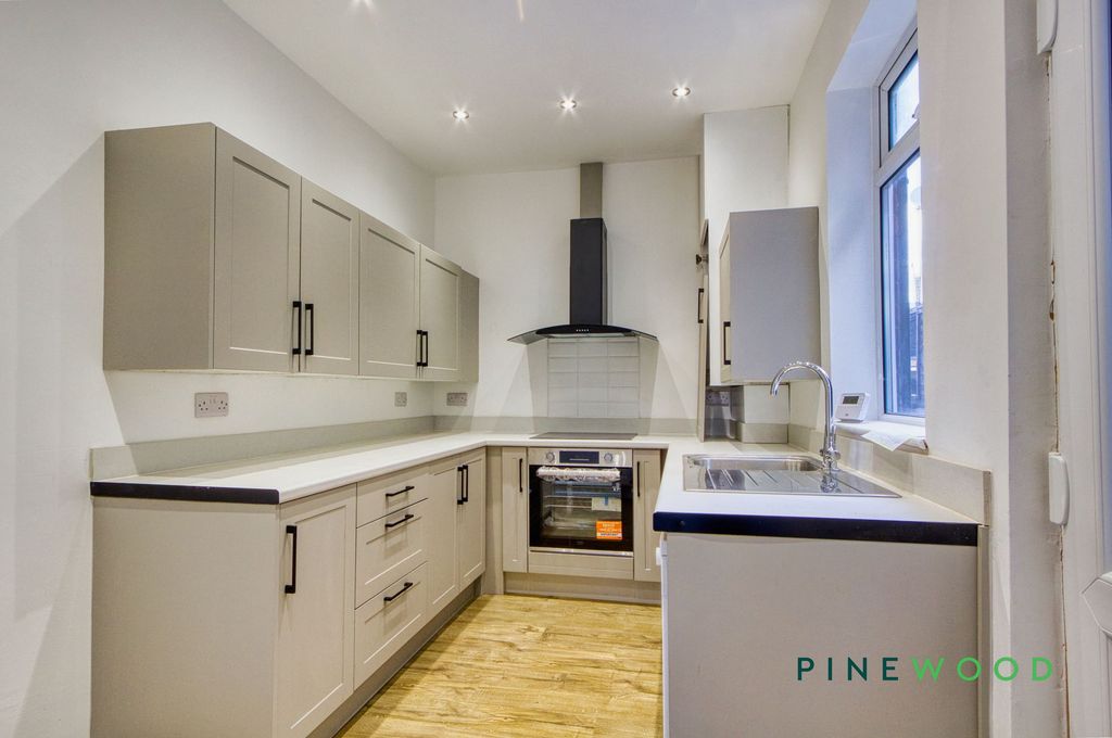 Property photo 3 of 10 Kitchen