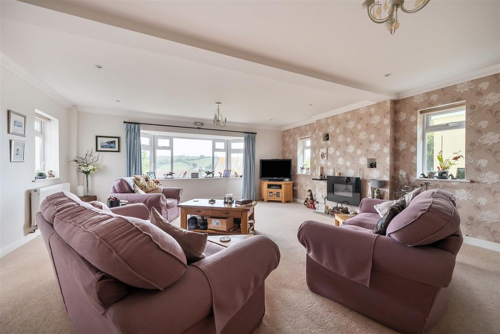 Property photo 3 of 23 Sitting Room