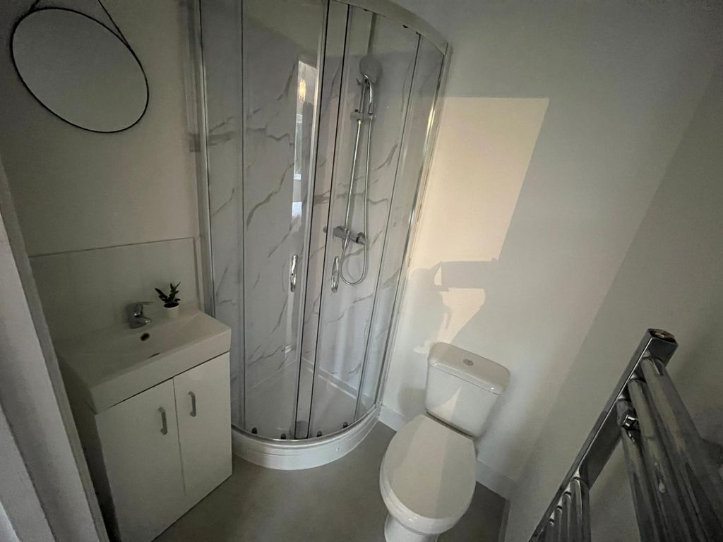 Property photo 3 of 10 Studio 4 Bathroom