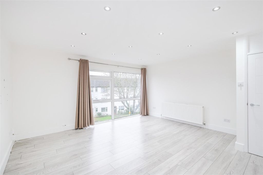 Property photo 2 of 17 10 Glendale Road-8.Jpg