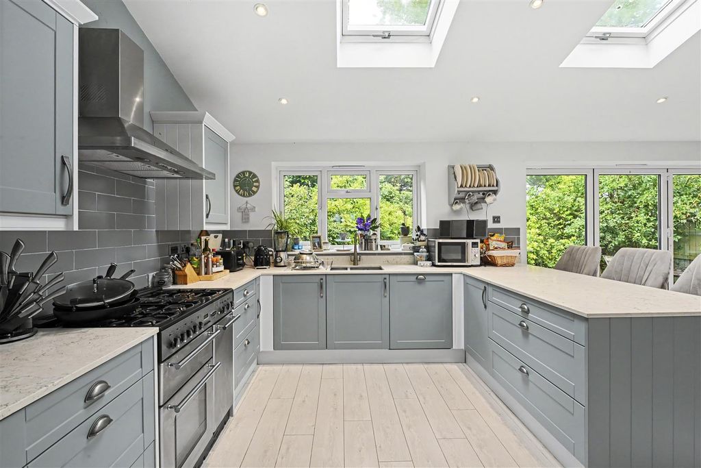 Property photo 2 of 17 16-Nicolas-Close-08.Jpg