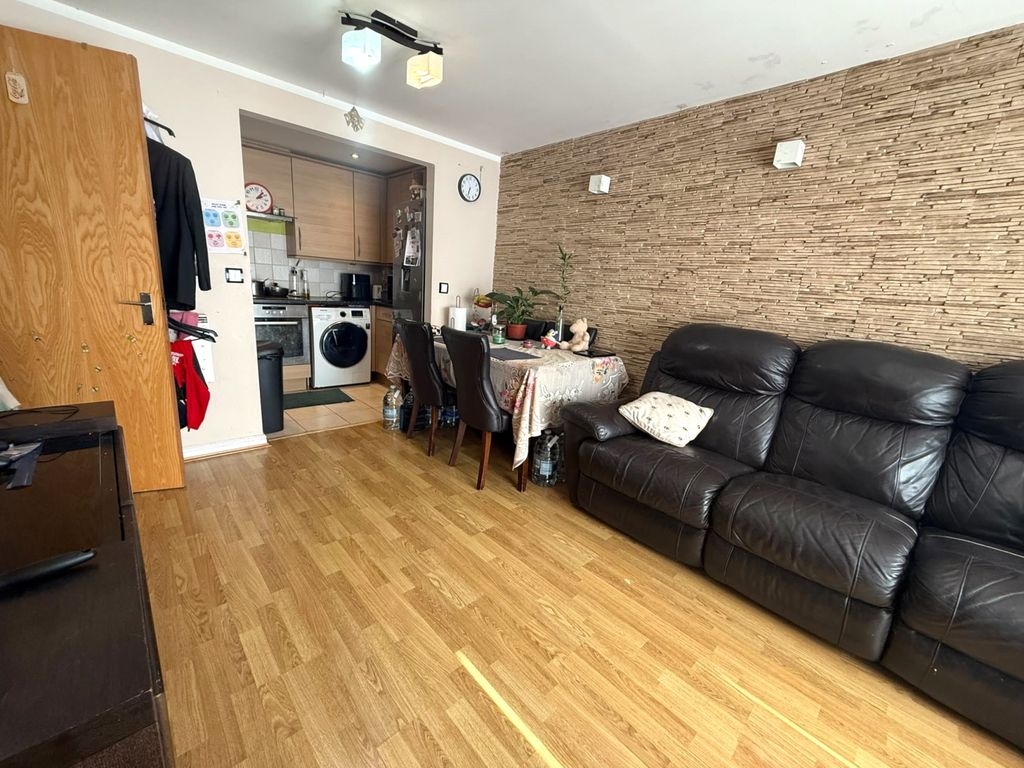 Property photo 1 of 6 2-Bedroom, 2-Bathroom Apartment - Highfield Road, Feltham