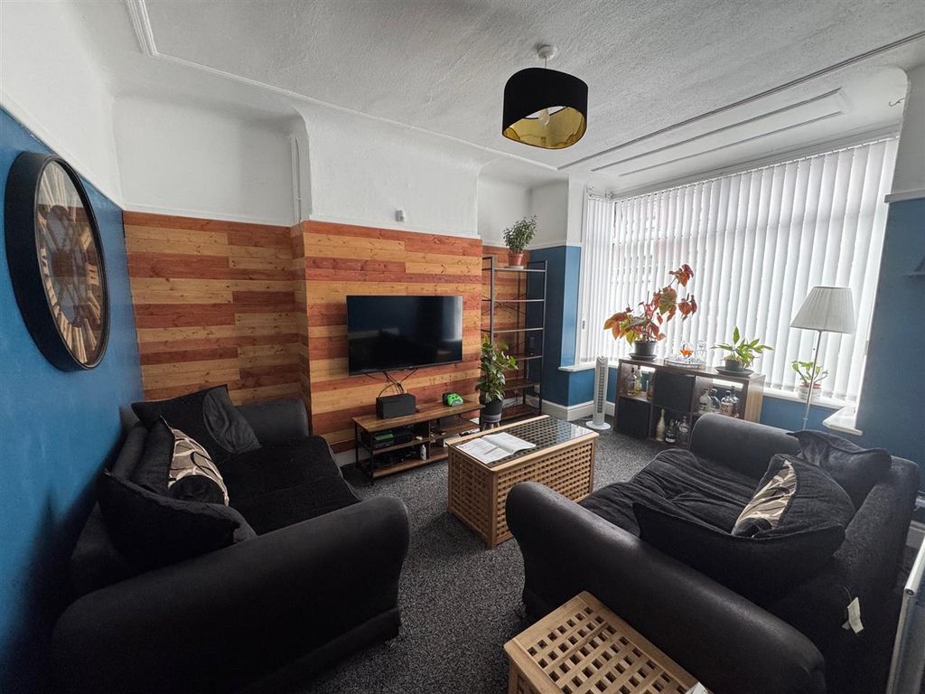 Property photo 3 of 9 Lounge