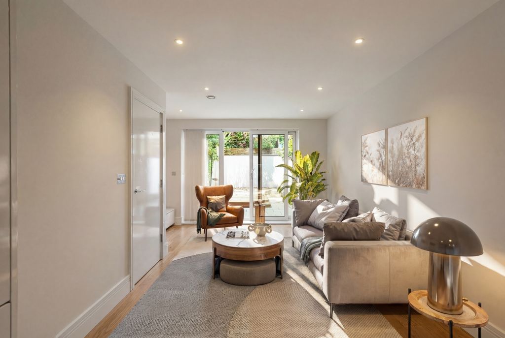 Property photo 2 of 13 Bromyard Avenue