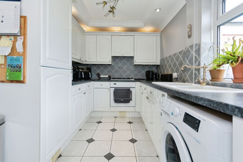 Property photo 2 of 17 Kitchen