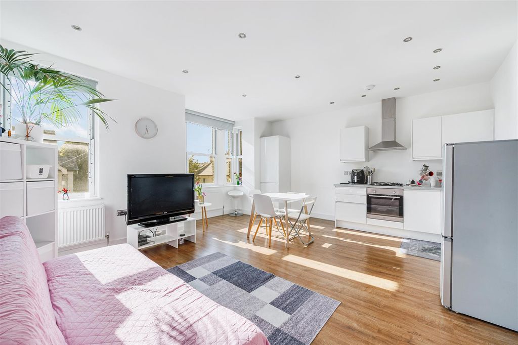 Property photo 3 of 9 Flat 4, 9 Allison Road-4.Jpg