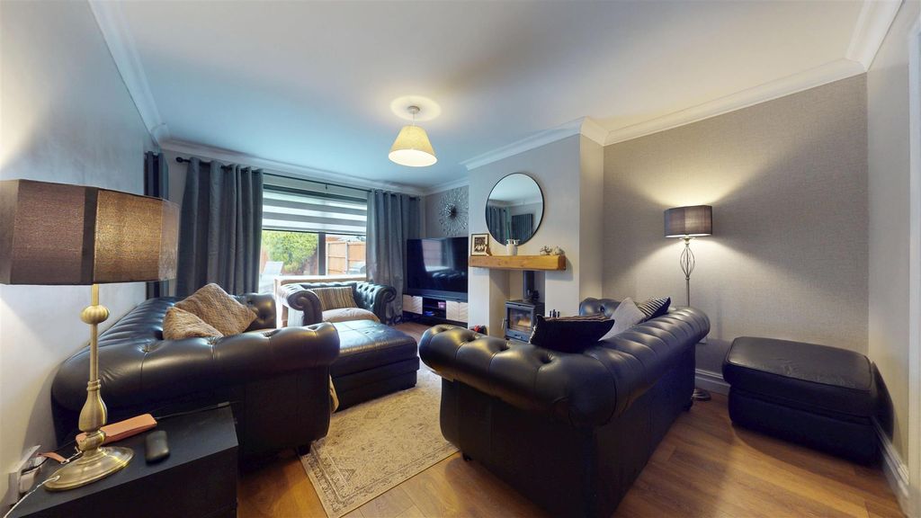 Property photo 3 of 28 Ellis Road Living Room