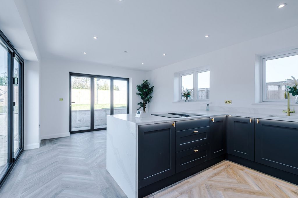 Property photo 2 of 32