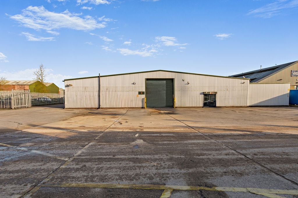 Property photo 3 of 8 8686985-Exterior07-v2-800