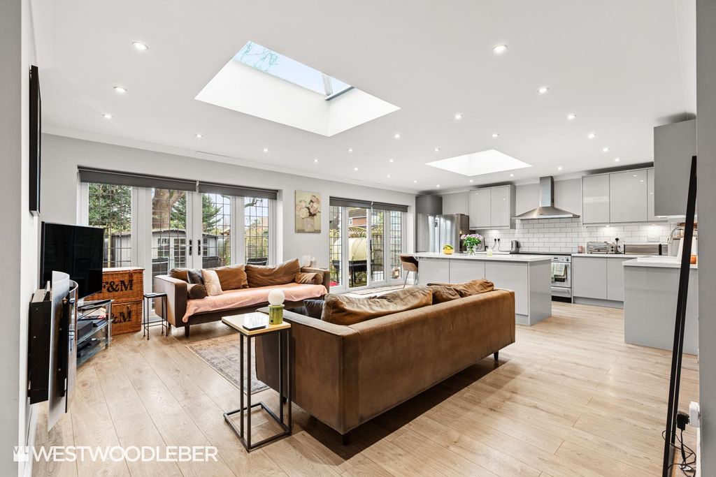 Property photo 2 of 30 Beverlyclose_8.Jpg