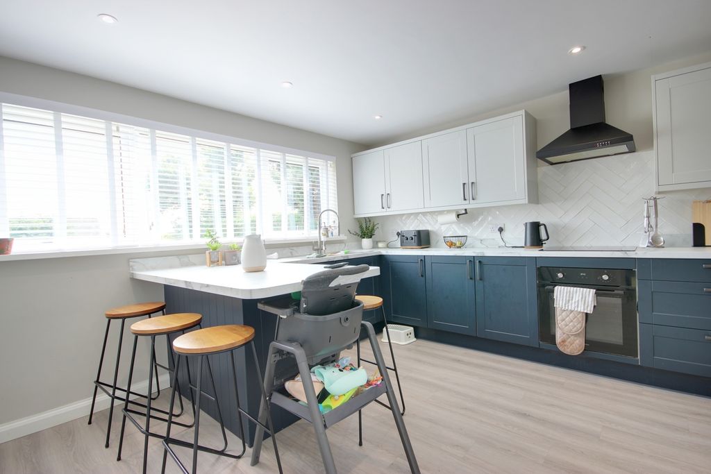 Property photo 1 of 17 1 Kit Din A