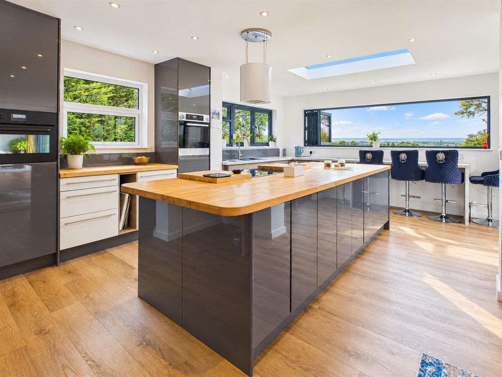 Property photo 2 of 45 Kitchen/Breakfast Area