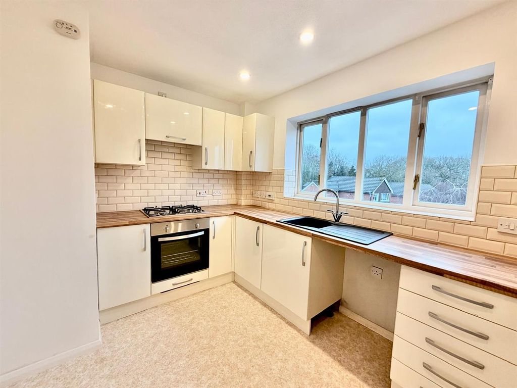 Property photo 2 of 10 Kitchen