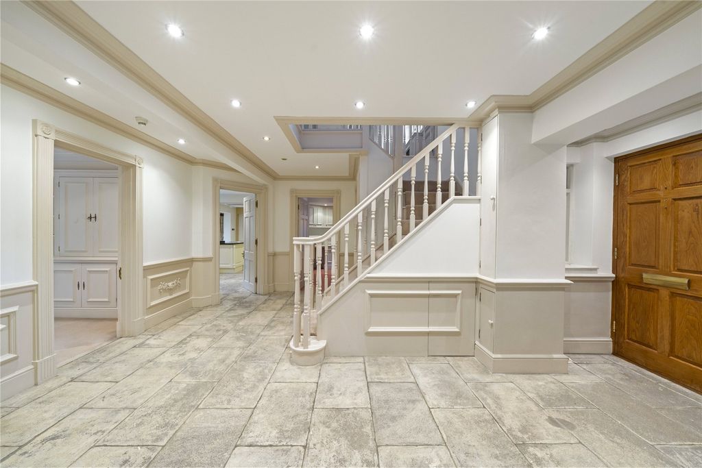 Property photo 3 of 13 Entrance Hall