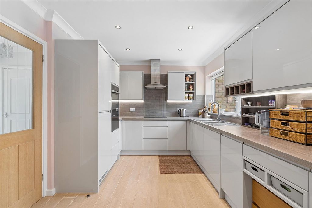 Property photo 2 of 15 Kitchen/Diner