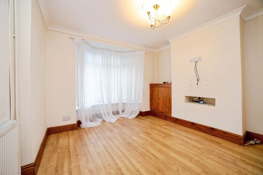 Property photo 3 of 17 Lounge