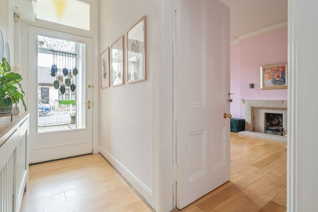 Property photo 2 of 31
