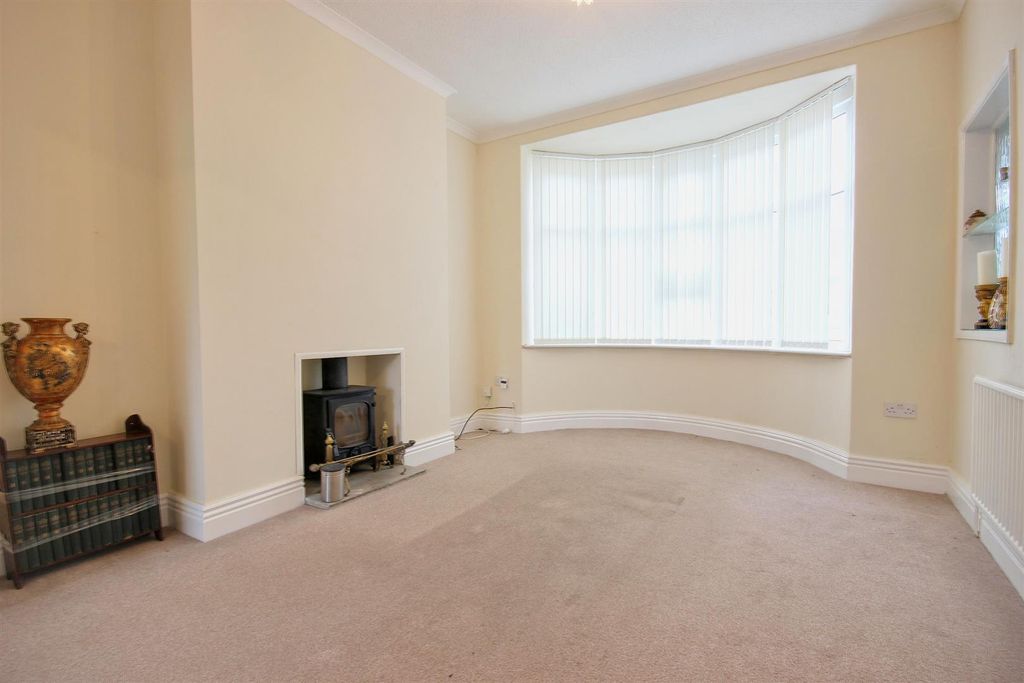 Property photo 3 of 16 Lounge