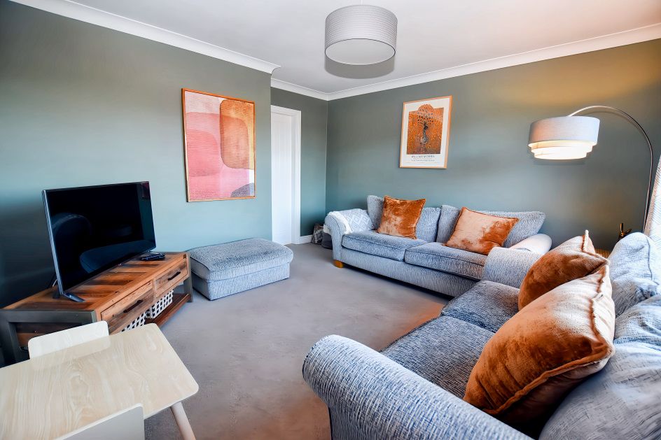 Property photo 2 of 23 Lounge 1