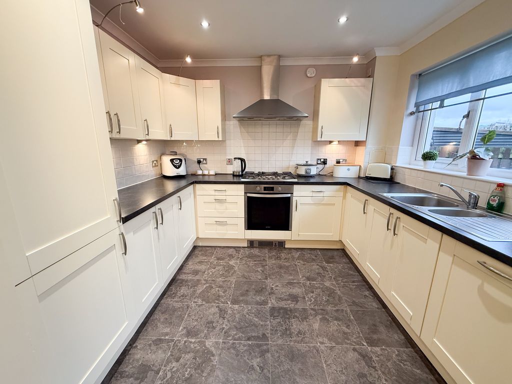 Property photo 3 of 28