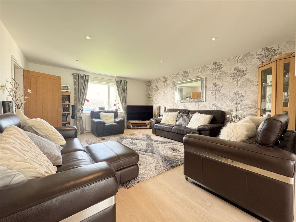 Property photo 3 of 27 Lounge