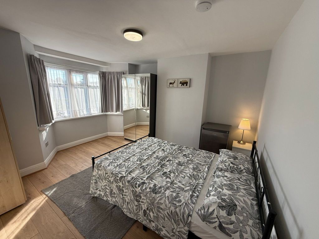 Property photo 3 of 6 Room