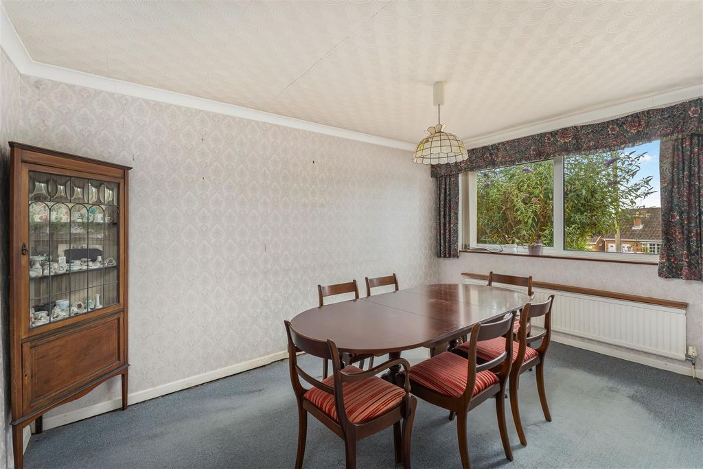 Property photo 3 of 16 14 Bignolds Close, Claydon-8.Jpg