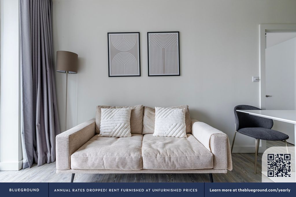 Property photo 3 of 34 Living Room