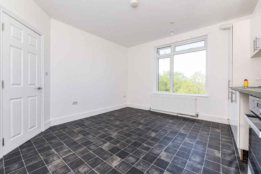 Property photo 2 of 10 93Ed1Ffd-8744-F11...