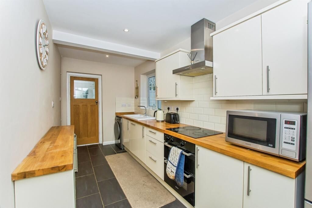 Property photo 3 of 8 Kitchen