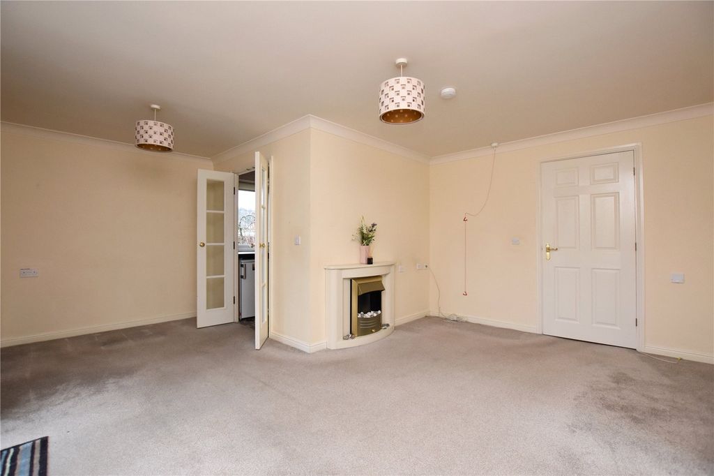 Property photo 3 of 19 Lounge