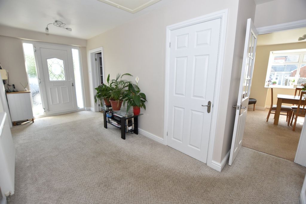 Property photo 3 of 20 Entrance Hall