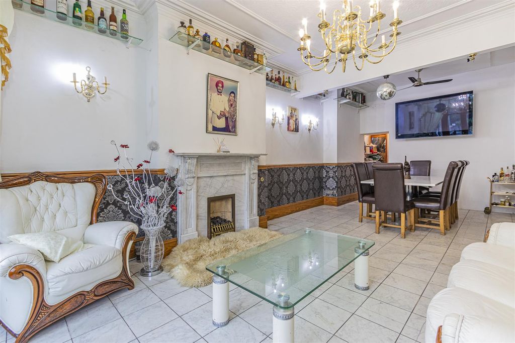 Property photo 2 of 21 Ninian Road 109-3.Jpg