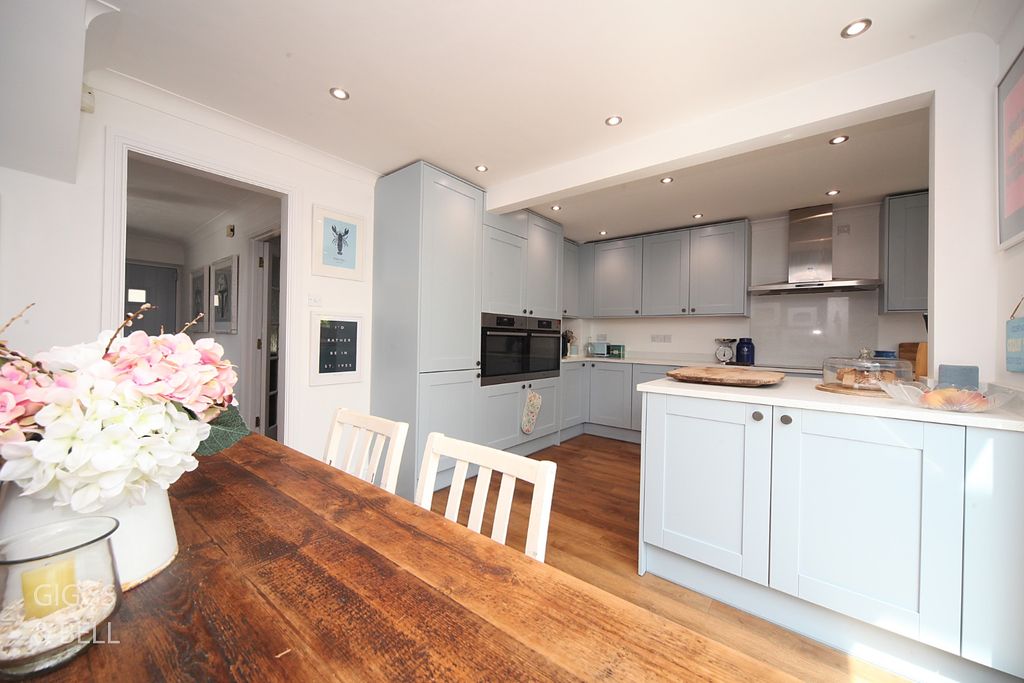 Property photo 2 of 27 5202423