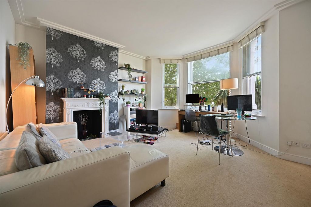 Property photo 2 of 8 Rclr- Flat 3, 310 Finchley Road- Reception 3 (1).J