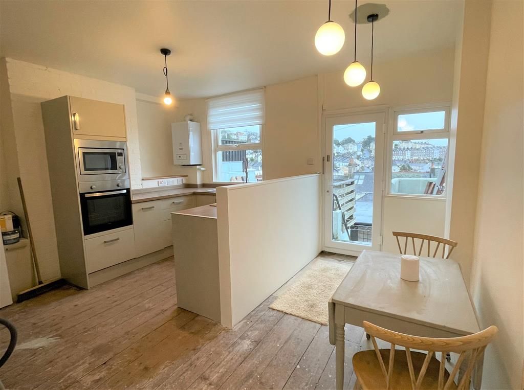 Property photo 3 of 10 Kitchen