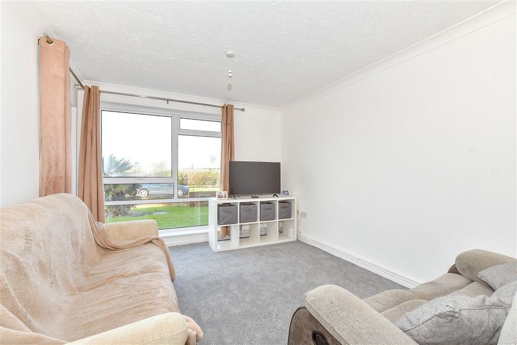 Property photo 3 of 11 Lounge