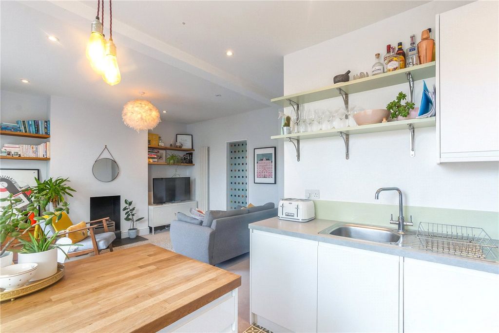 Property photo 2 of 10 Kitchen/Reception