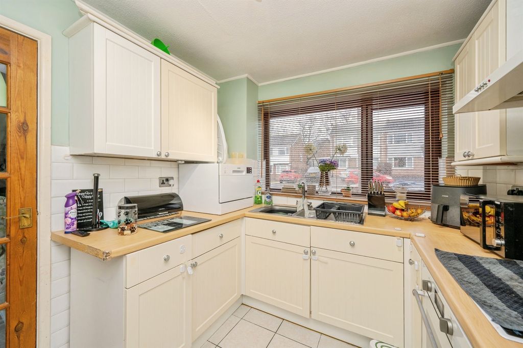 Property photo 3 of 12 Kitchen: