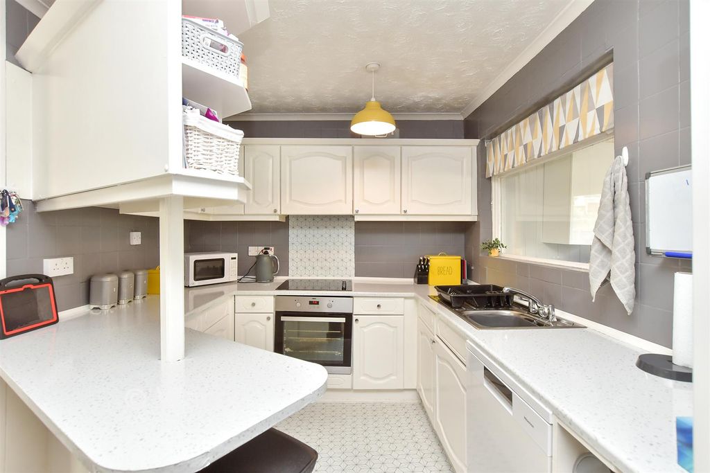 Property photo 3 of 10 Kitchen