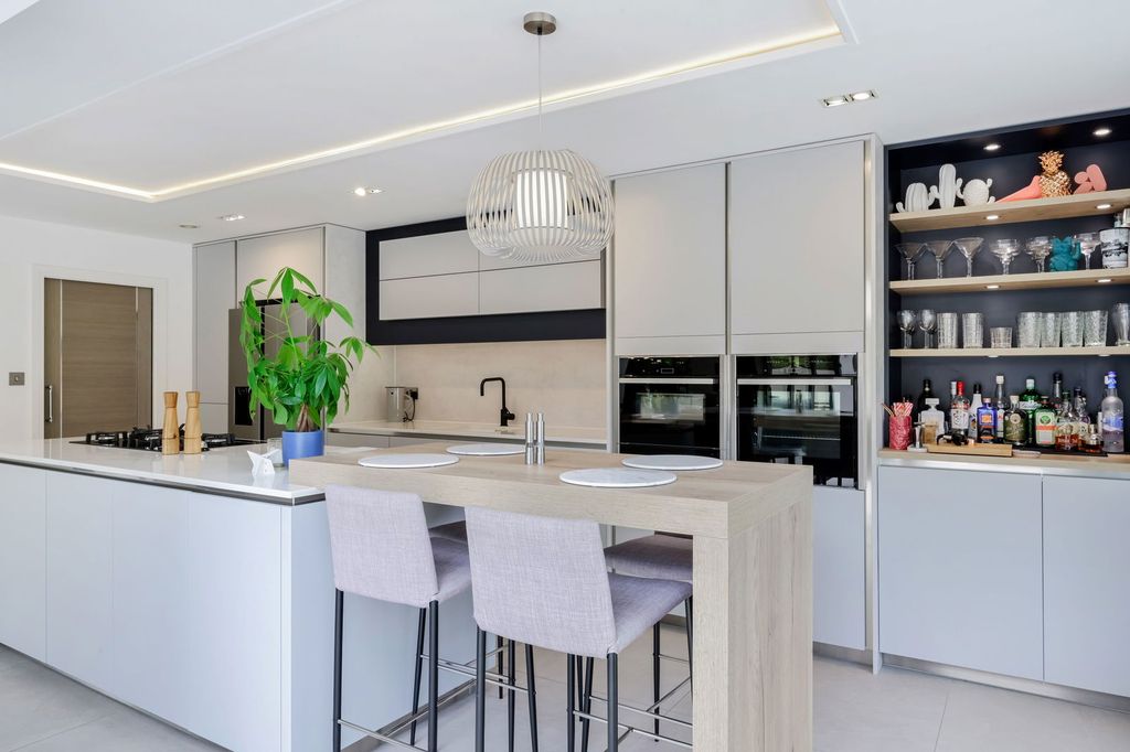 Property photo 2 of 33