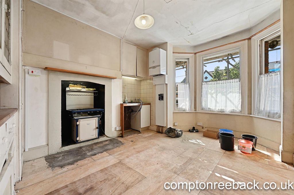 Property photo 2 of 10 Kitchen